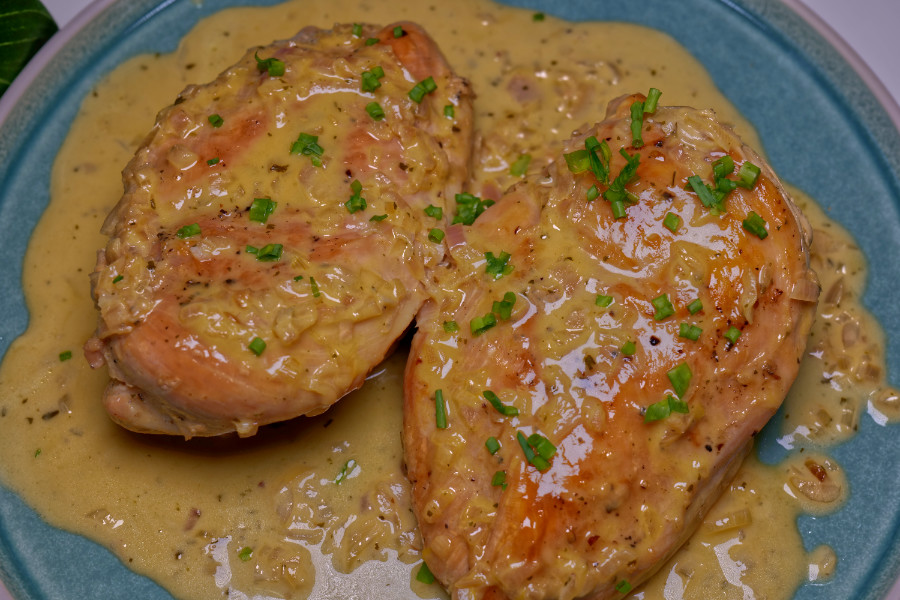 Restaurant-Style Creamy Garlic Chicken Breasts